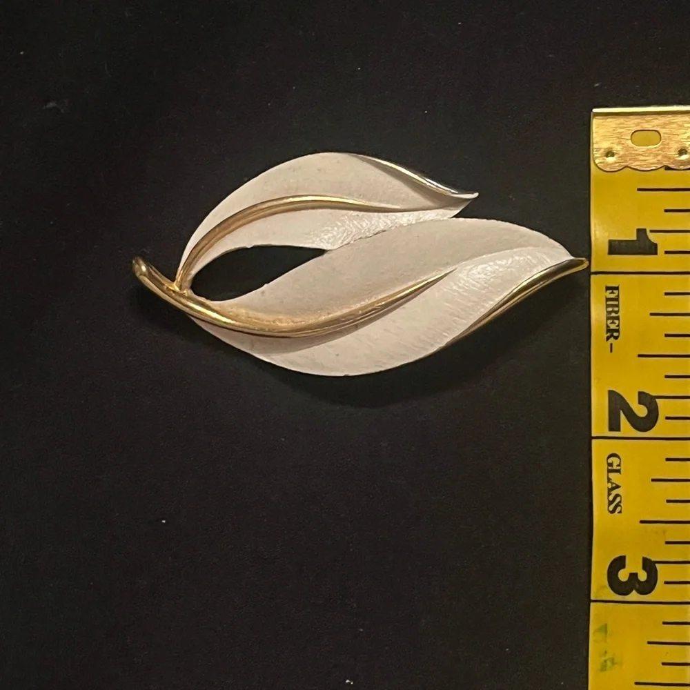 Vintage Sarah Coventry Leaf Brooch “Pearlized Perfection” 1960s